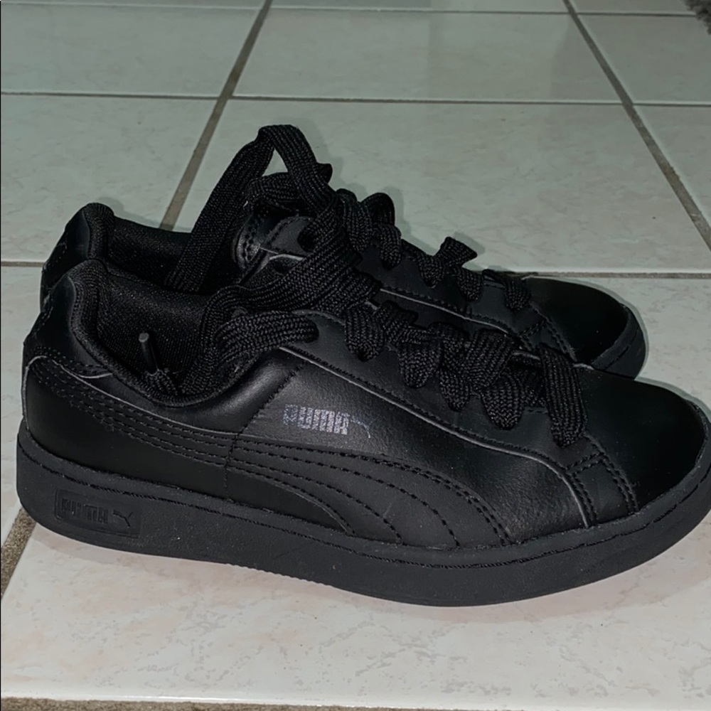 Kids size 4 all black puma tennis shoes